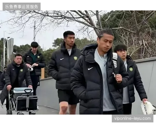 上海海港因上赛季医疗团队核心人员流失，本赛季遭遇大面积伤病潮，名单一度多达12人